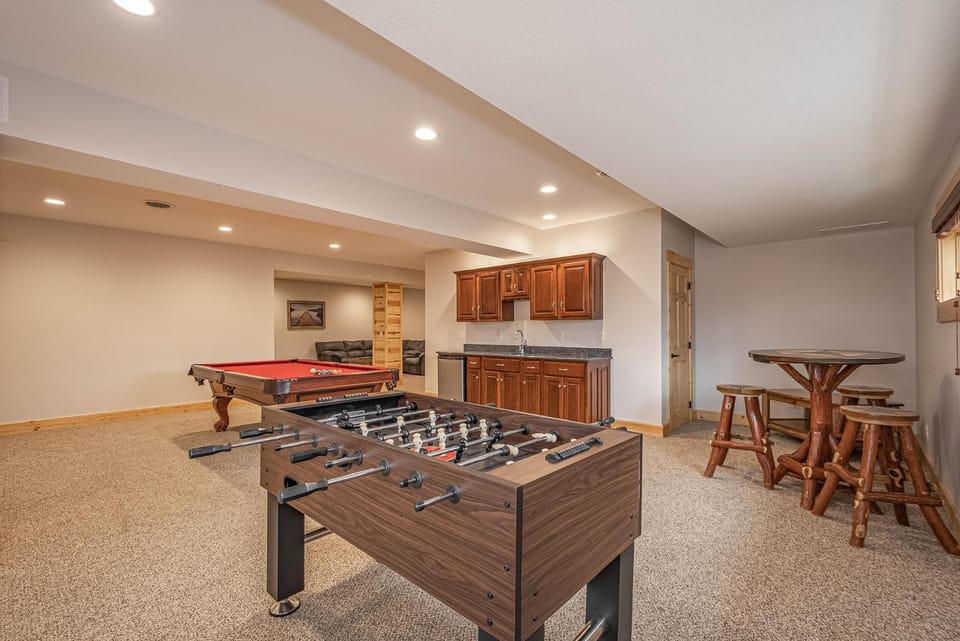 Billiard, Game Room, Kitchen or kitchenette, Seating area