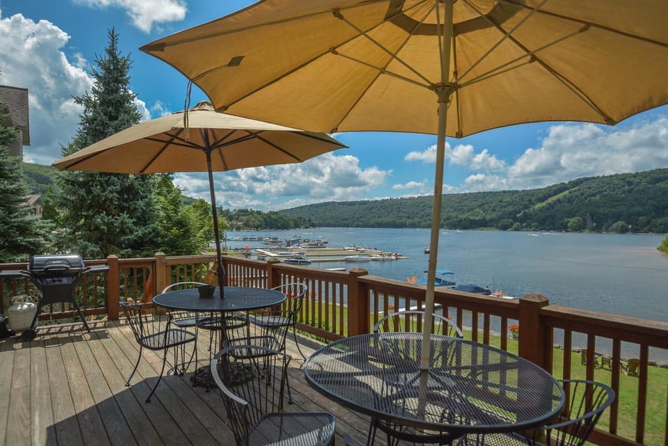 Patio, Natural landscape, BBQ facilities, View (from property/room), Seating area, Garden view, Lake view