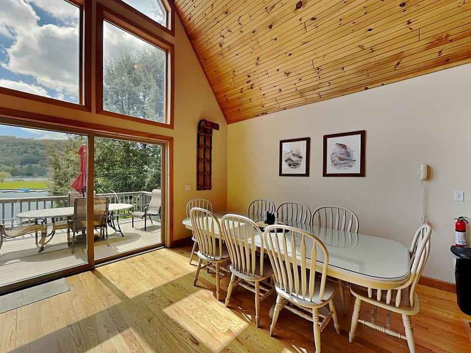 View (from property/room), Balcony/Terrace, Seating area, Dining area, Lake view, Mountain view, furniture