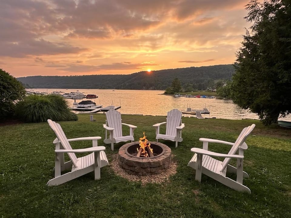 Natural landscape, Garden, View (from property/room), Seating area, Lake view, Sunrise, Sunset, fireplace