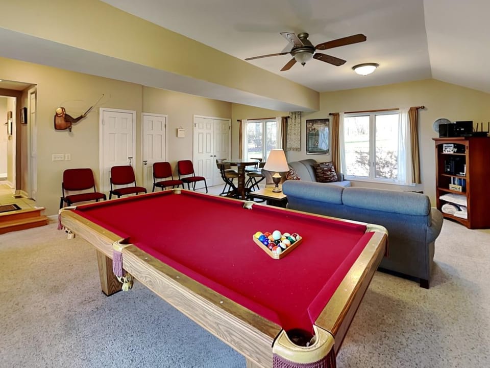 Billiard, Game Room, Living room, Seating area, furniture