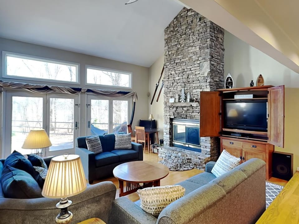 TV and multimedia, View (from property/room), Living room, fireplace, furniture