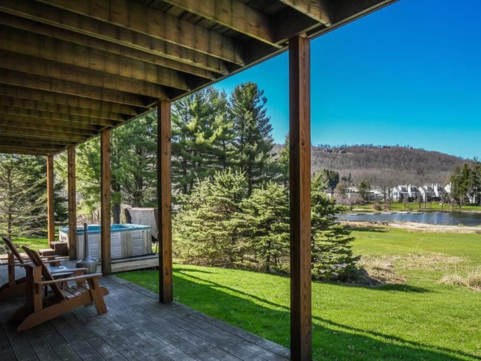 Patio, Natural landscape, Garden, Hot Tub, View (from property/room), Seating area, Garden view, Lake view, Mountain view