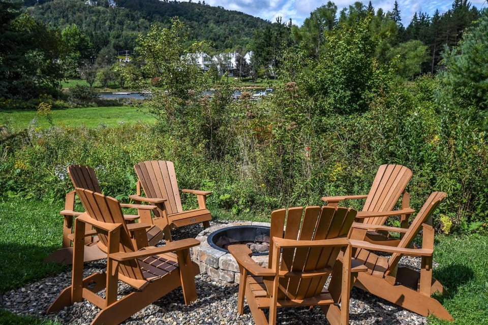Patio, Natural landscape, Garden, Seating area, Lake view, Mountain view