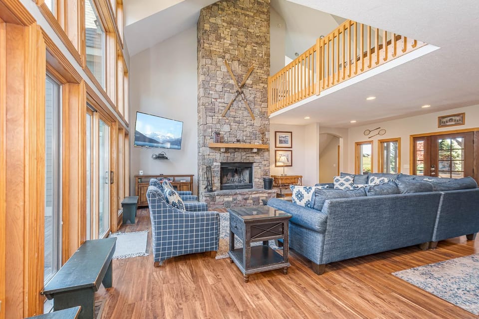 TV and multimedia, Living room, Seating area, fireplace, furniture