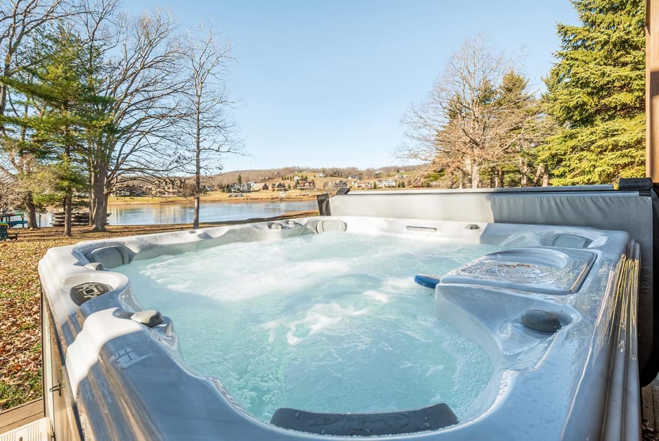 Natural landscape, Hot Tub, Garden view, Lake view