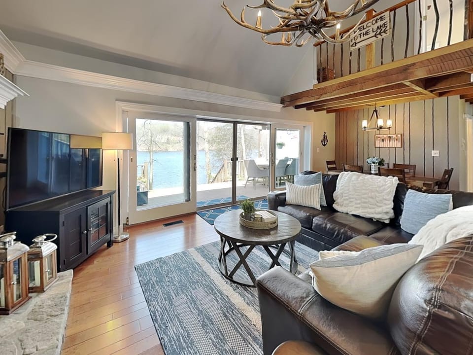 TV and multimedia, View (from property/room), Living room, Seating area, Lake view, furniture