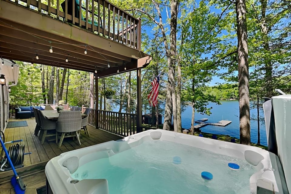 Patio, Natural landscape, Garden, Hot Tub, Balcony/Terrace, Seating area, Dining area, Lake view