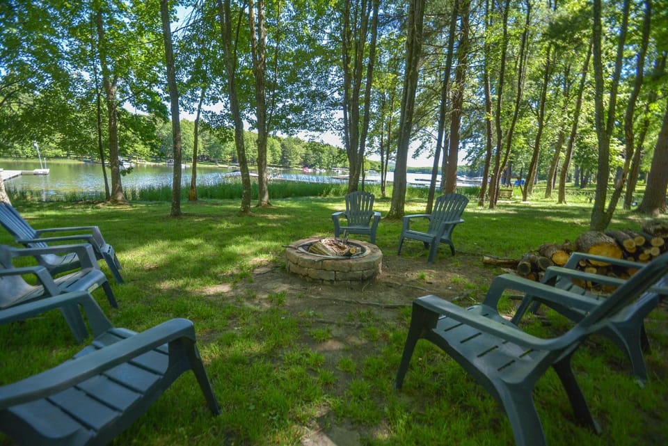 Patio, Natural landscape, BBQ facilities, Garden, Seating area, Lake view, fireplace