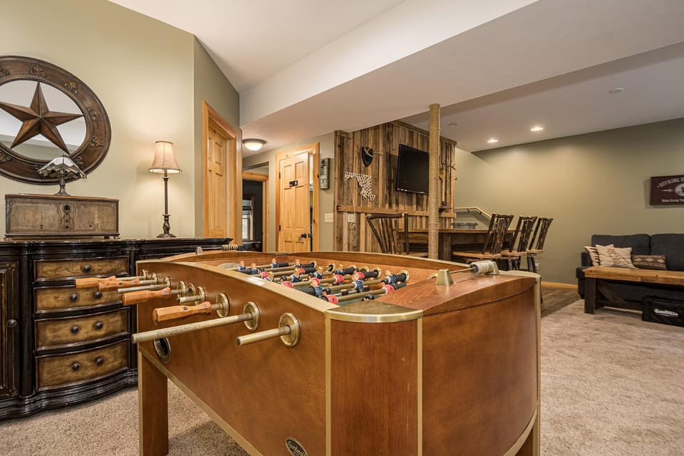 Game Room, TV and multimedia, Living room, Seating area, furniture