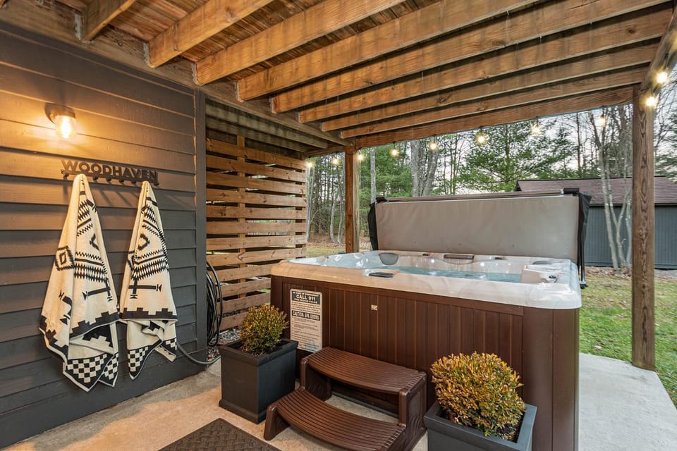 Patio, Natural landscape, Hot Tub, Garden view