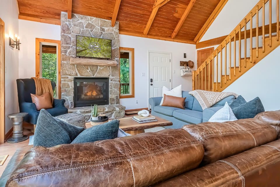 TV and multimedia, Living room, Seating area, Garden view, fireplace, furniture