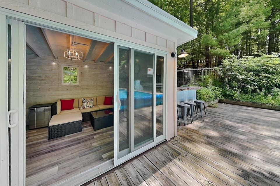 Property building, Patio, Garden, Hot Tub, Seating area, Garden view, Swimming pool, furniture