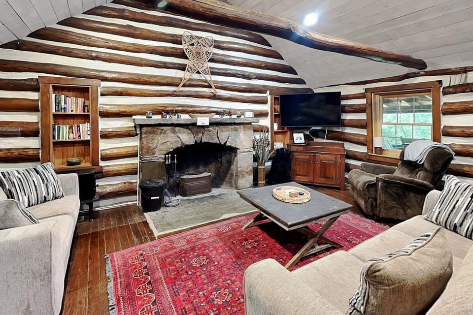 TV and multimedia, Living room, Seating area, fireplace, furniture