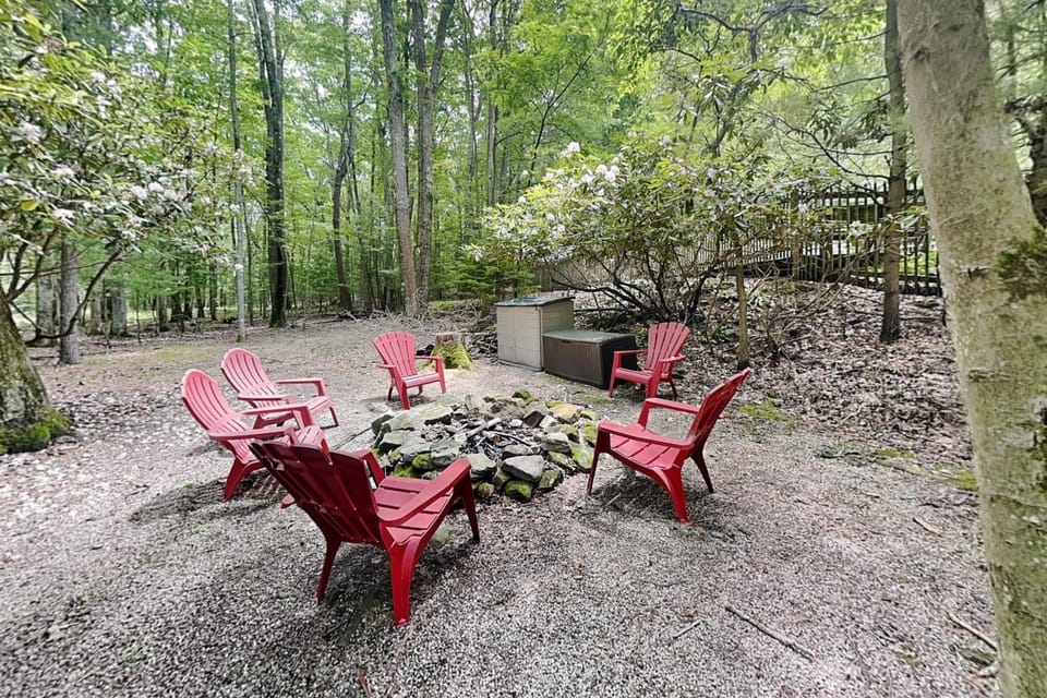 Natural landscape, Hot Tub, Seating area, Garden view