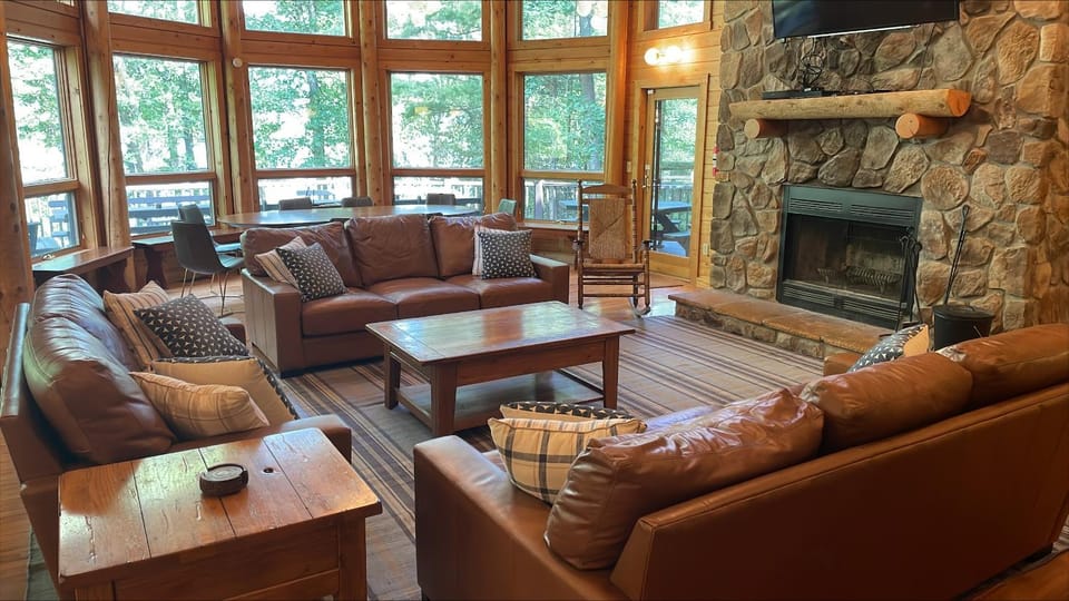 Grand Chestnut Lodge House in Deep Creek Lake
