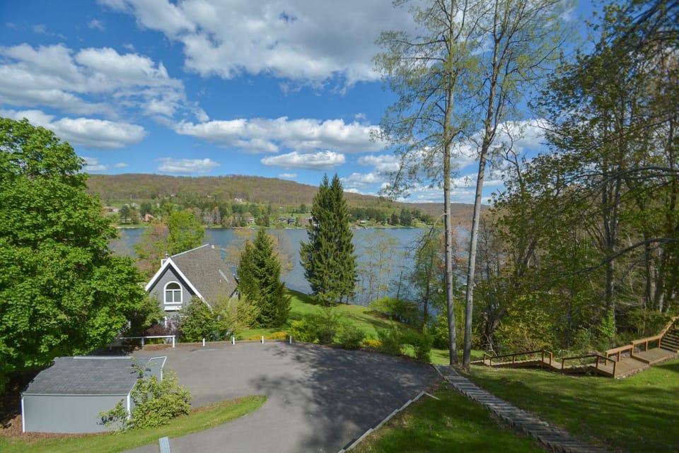Property building, Natural landscape, Garden, Lake view, Parking