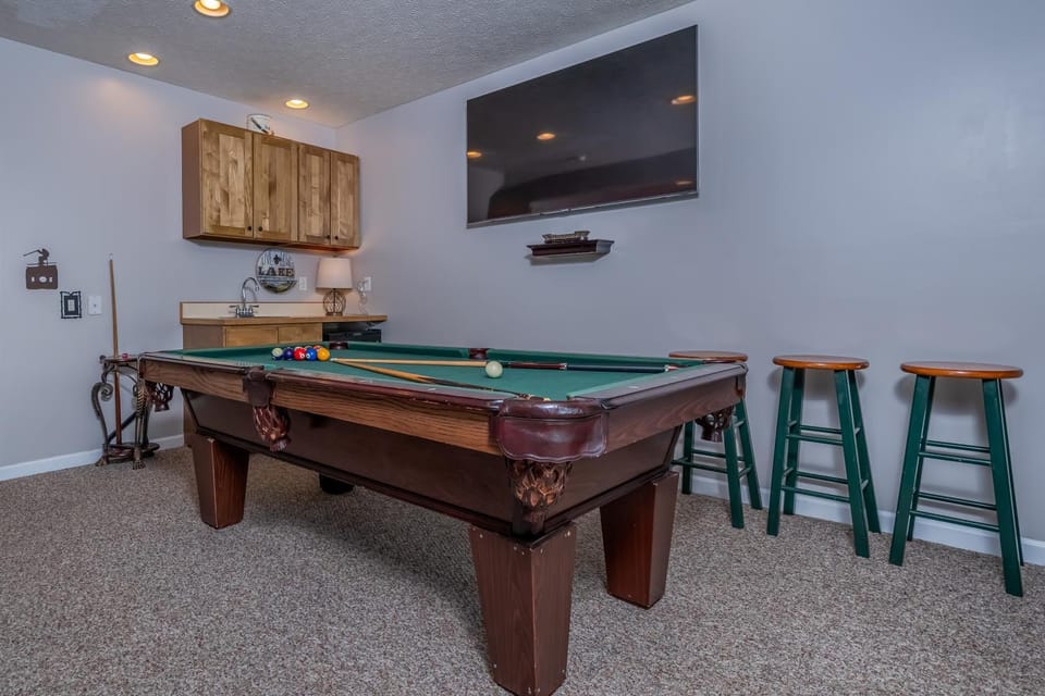 Billiard, Game Room, TV and multimedia, Kitchen or kitchenette, Seating area, furniture