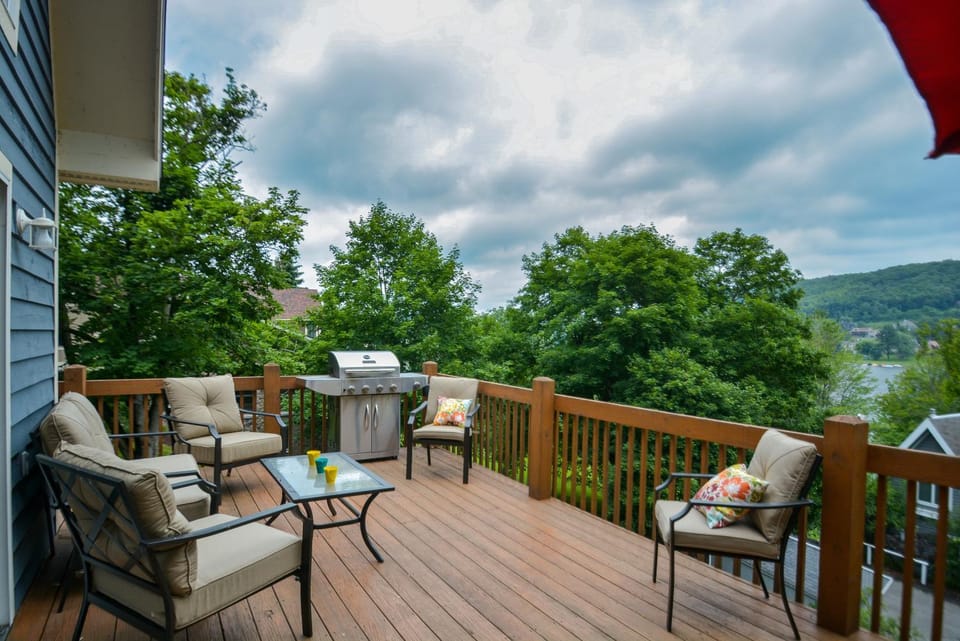 Patio, Natural landscape, BBQ facilities, Seating area, Lake view, Mountain view