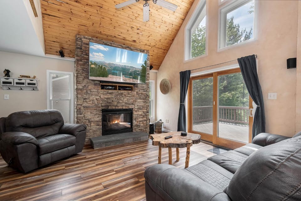 TV and multimedia, Balcony/Terrace, Living room, Seating area, Mountain view, fireplace, furniture