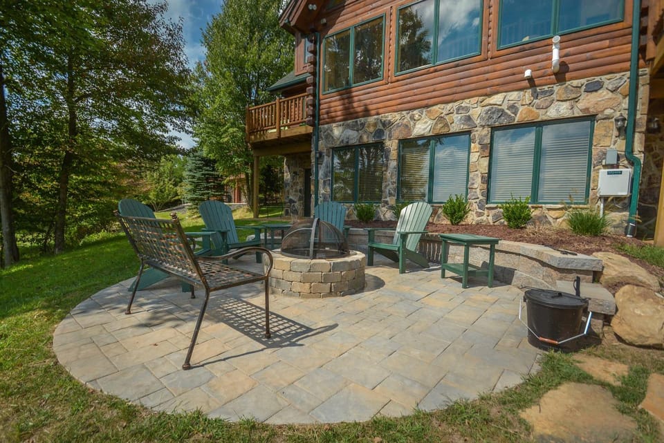 Property building, Patio, Garden, Balcony/Terrace, Seating area, Garden view, Mountain view