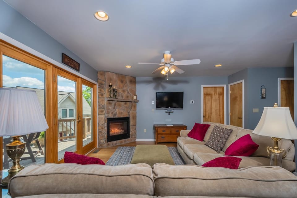TV and multimedia, Balcony/Terrace, Living room, Seating area, fireplace, furniture