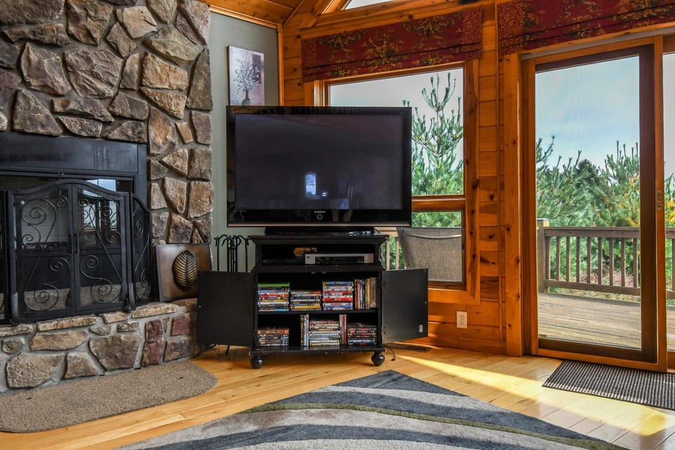 TV and multimedia, View (from property/room), Balcony/Terrace, Living room, Garden view, fireplace, furniture