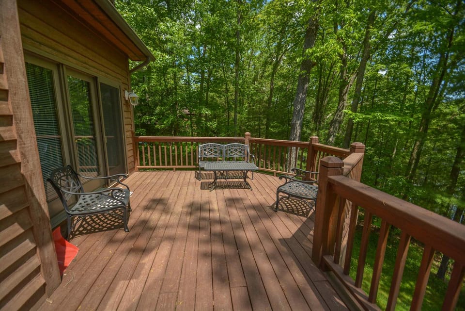 Property building, Natural landscape, Balcony/Terrace, Seating area, Garden view