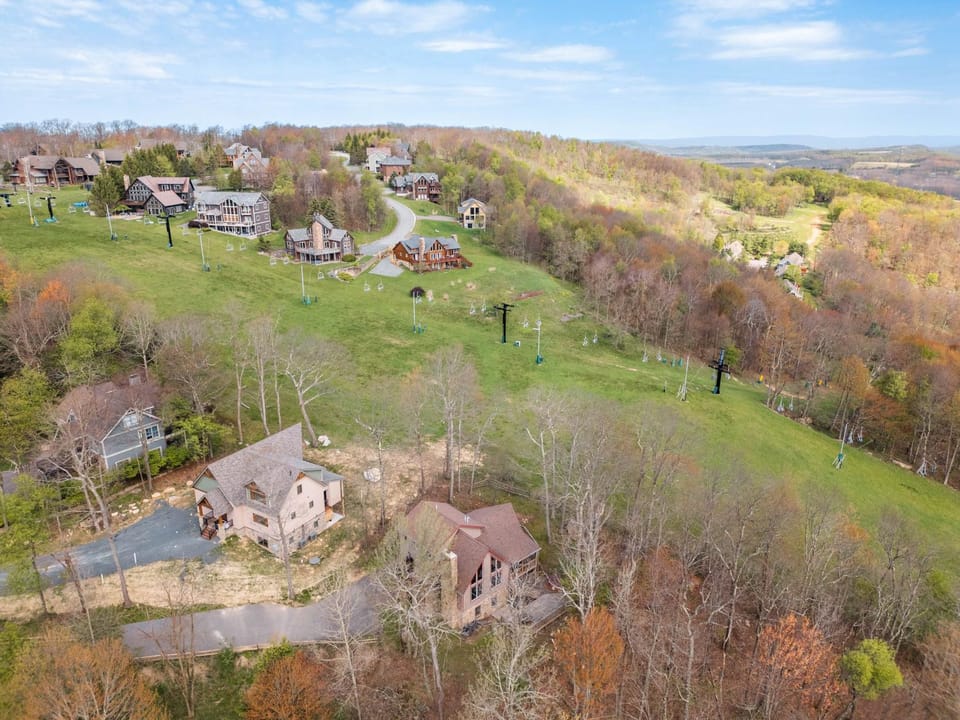Property building, Neighbourhood, Natural landscape, Bird's eye view, Skiing, Mountain view