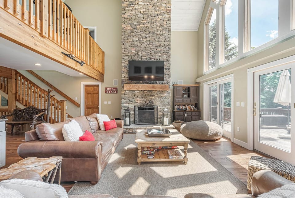 TV and multimedia, Living room, Seating area, Garden view, fireplace, furniture
