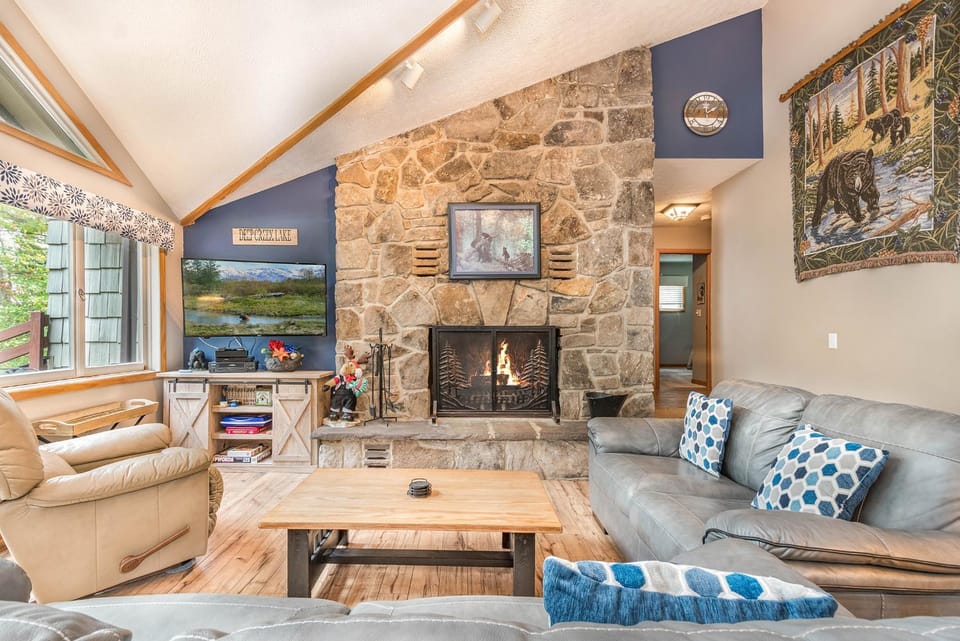 TV and multimedia, View (from property/room), Living room, Seating area, fireplace, furniture