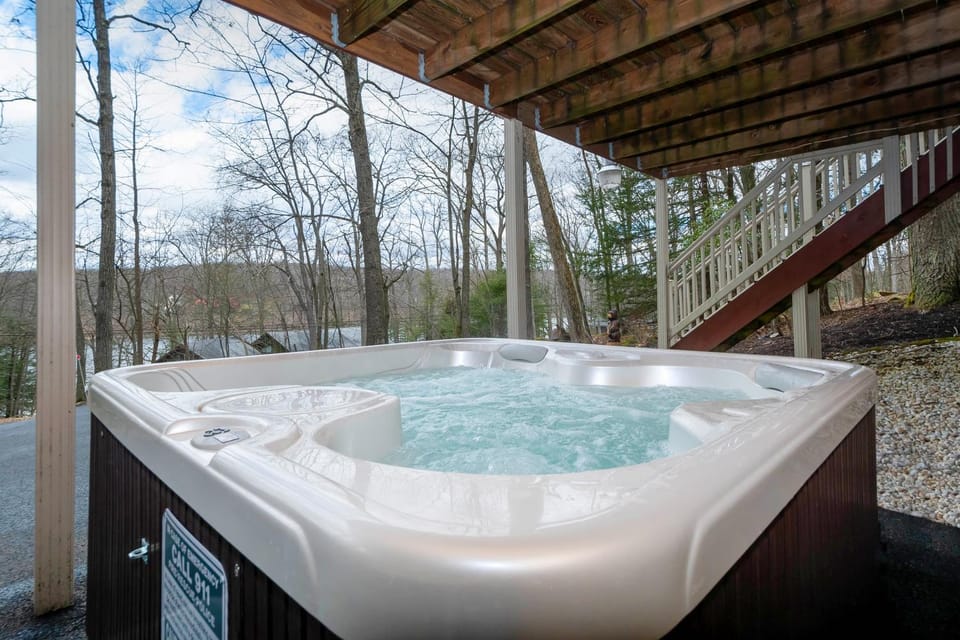 Property building, Natural landscape, Hot Tub, Balcony/Terrace, Garden view, Lake view