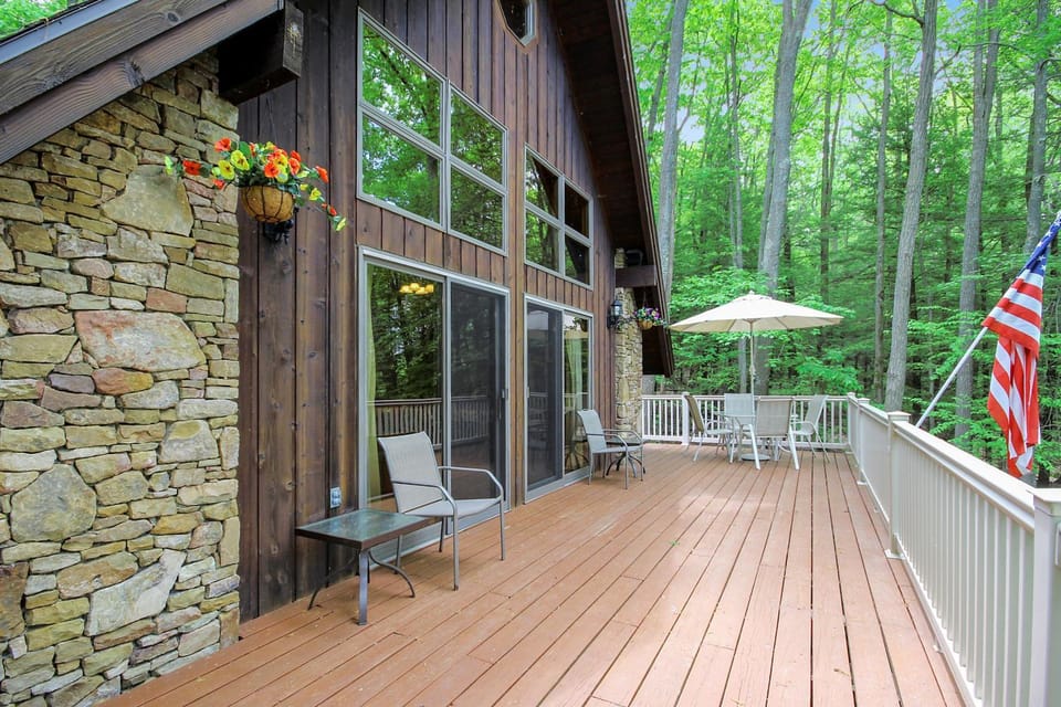 Property building, Patio, Natural landscape, Garden, Seating area, Dining area, Garden view, fireplace, furniture