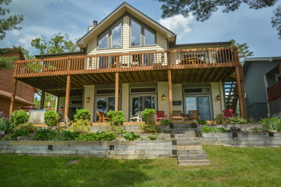 Property building, Patio, Facade/entrance, Garden, Balcony/Terrace, Seating area, Garden view