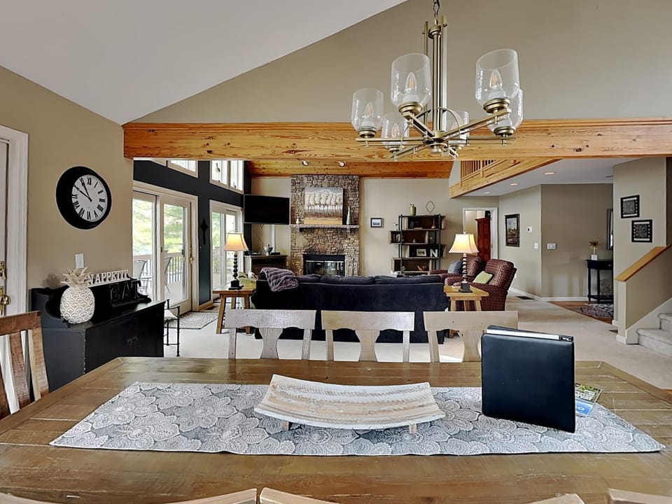 TV and multimedia, Living room, Seating area, Dining area, fireplace, furniture