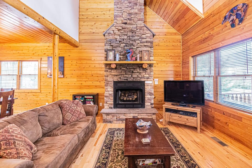 TV and multimedia, Living room, Seating area, fireplace, furniture