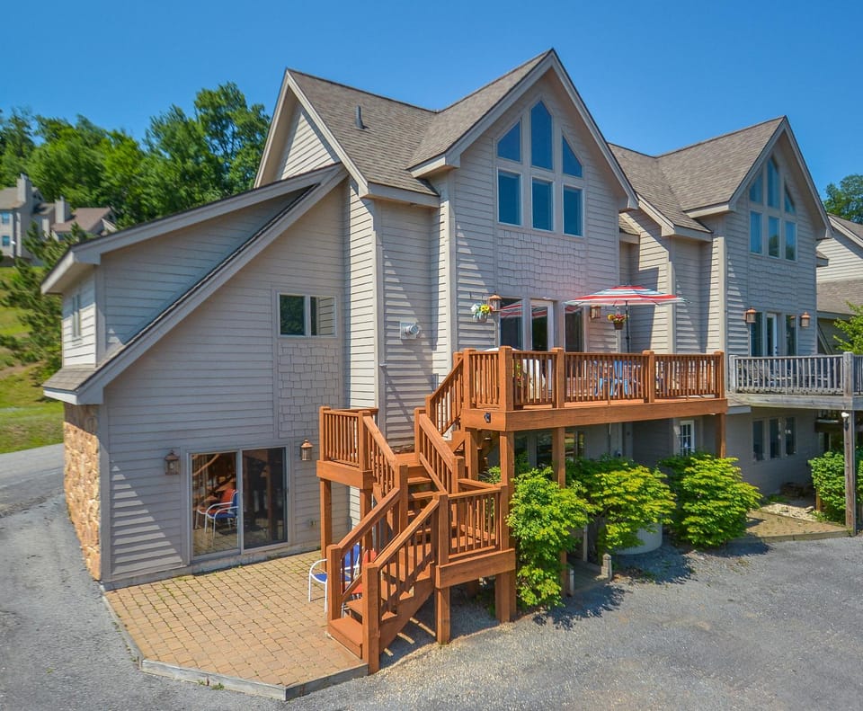 Property building, Patio, Balcony/Terrace, Garden view, Parking