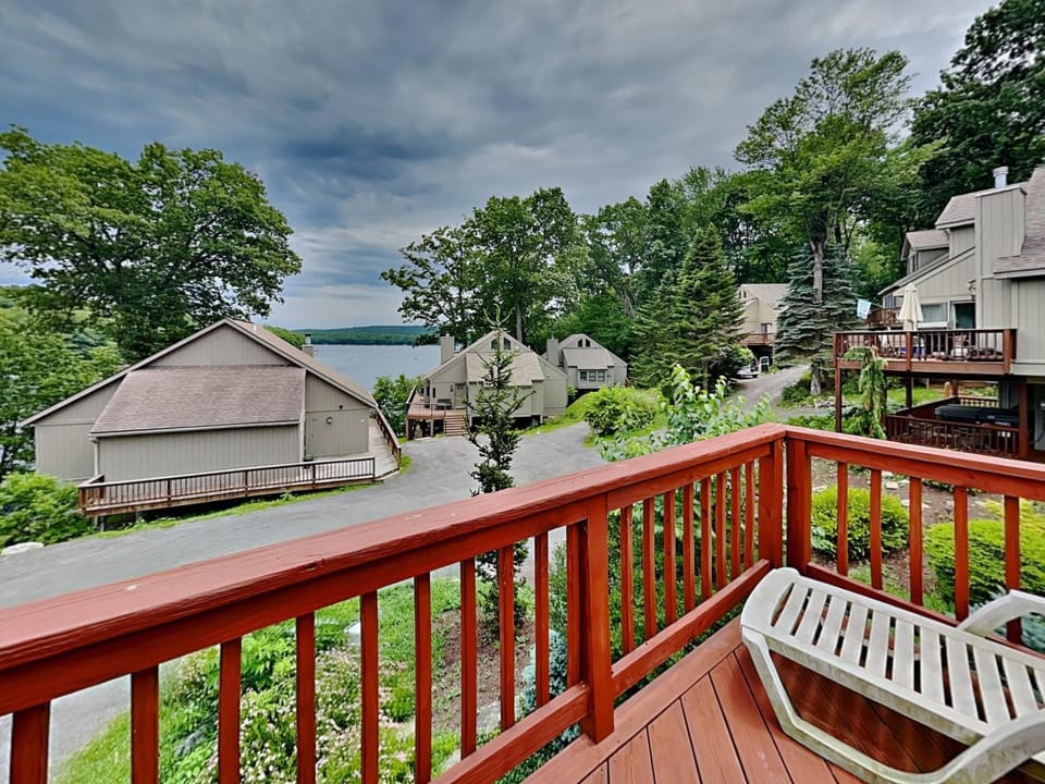 Bear Feet House in Deep Creek Lake