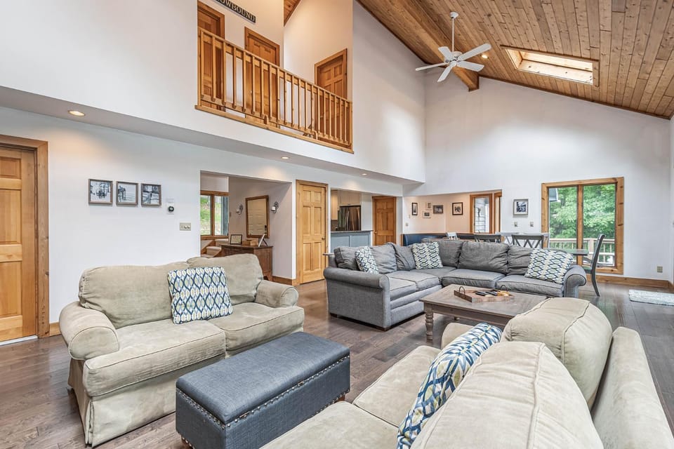 Living room, Seating area, furniture
