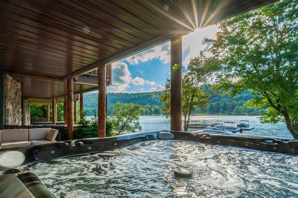 Natural landscape, Hot Tub, View (from property/room), Balcony/Terrace, Seating area, Lake view