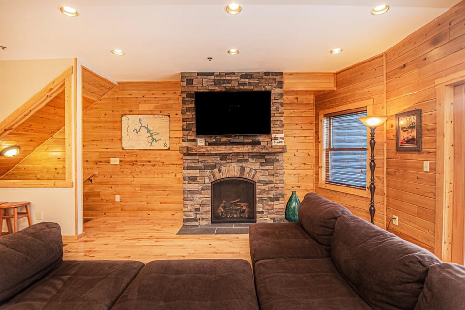 TV and multimedia, Living room, Seating area, fireplace, furniture