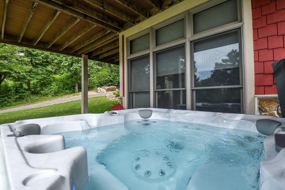 Patio, Natural landscape, Garden, Hot Tub