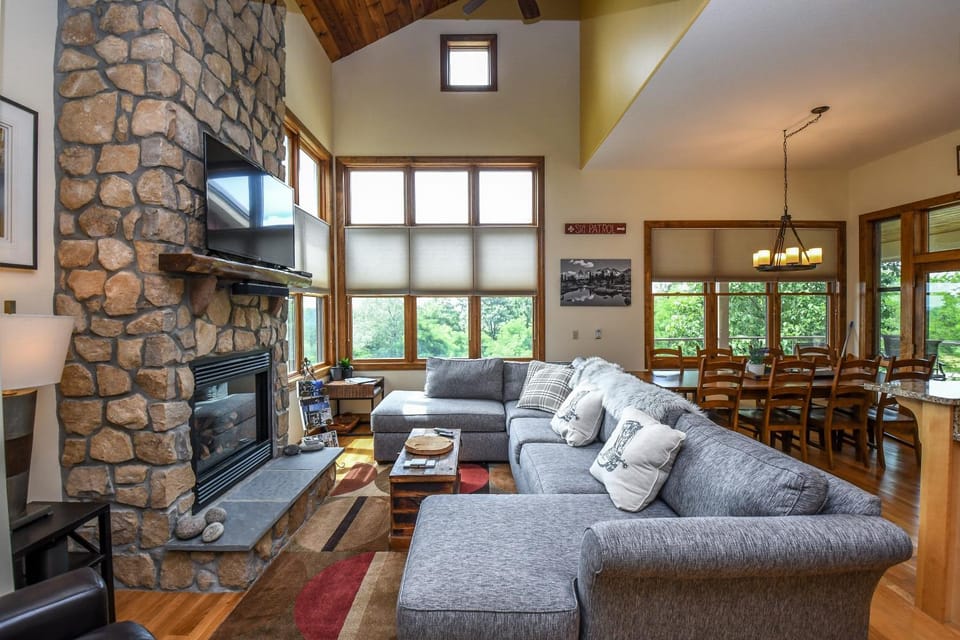 TV and multimedia, View (from property/room), Living room, Seating area, Dining area, fireplace, furniture