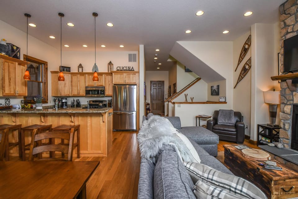 Bed, TV and multimedia, Kitchen or kitchenette, Living room, Seating area, Dining area, Bedroom, fireplace, furniture, microwave, oven, stove, kitchen, air conditioner