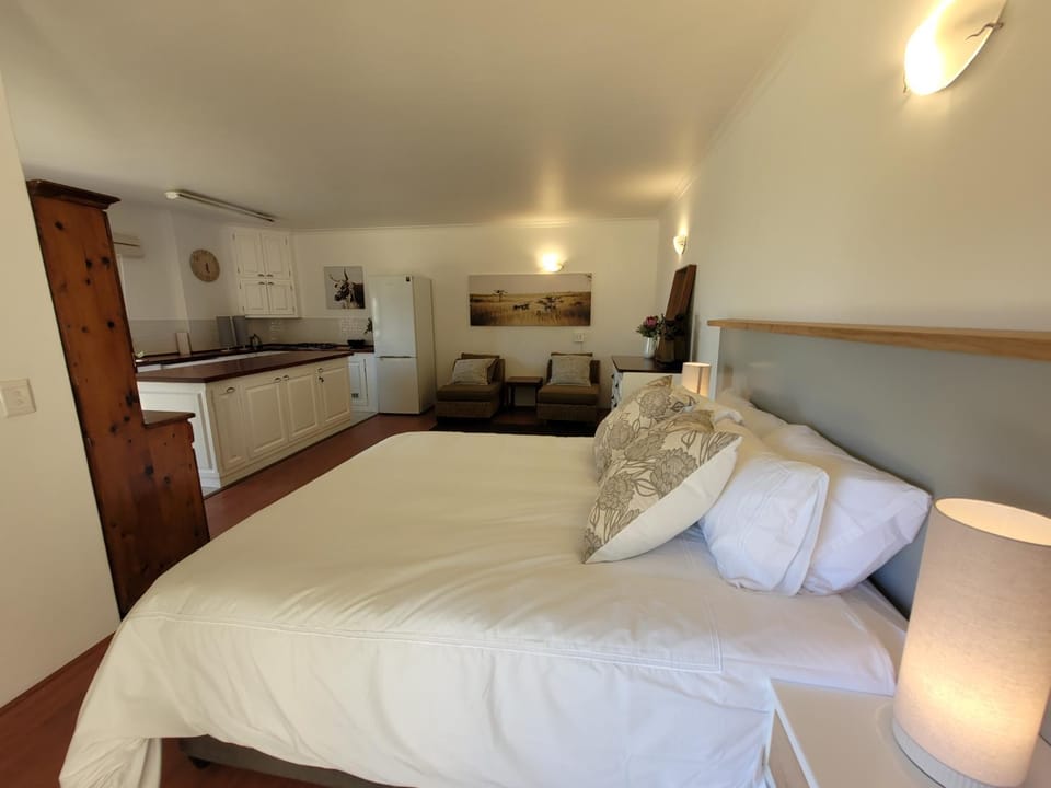 Bed, Kitchen or kitchenette, Photo of the whole room, Seating area, Bedroom, minibar, stove
