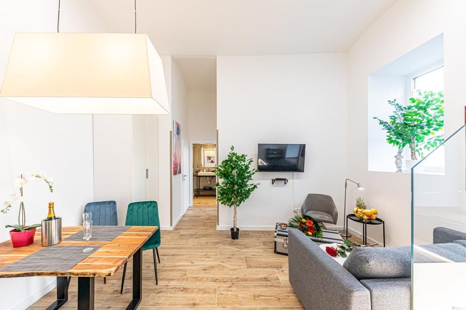 TV and multimedia, Living room, Photo of the whole room, Seating area, Dining area