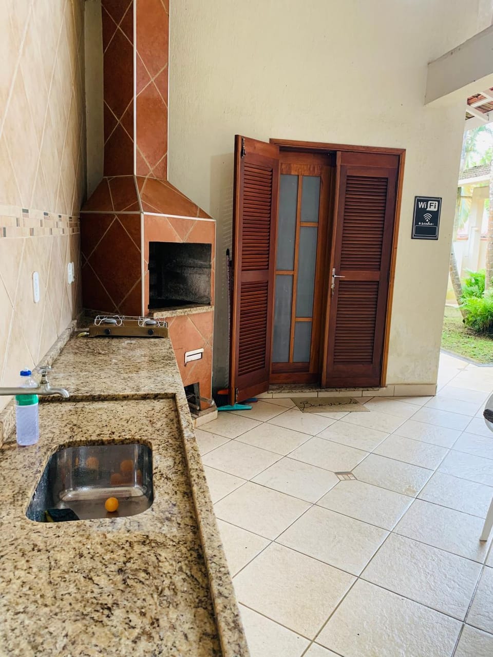 BBQ facilities, Kitchen or kitchenette, stove