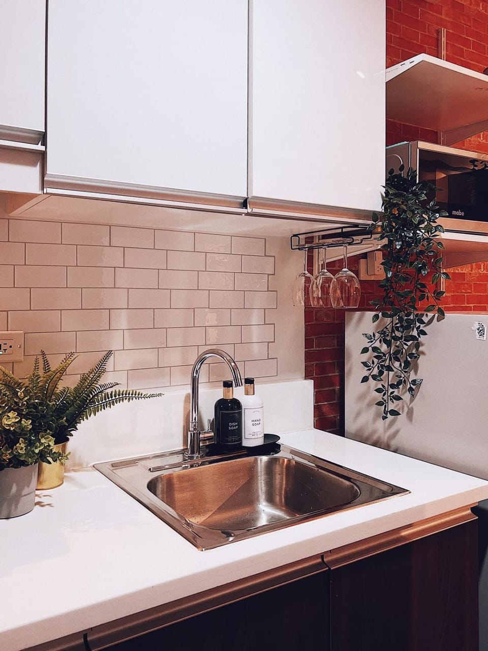 Kitchen or kitchenette, minibar