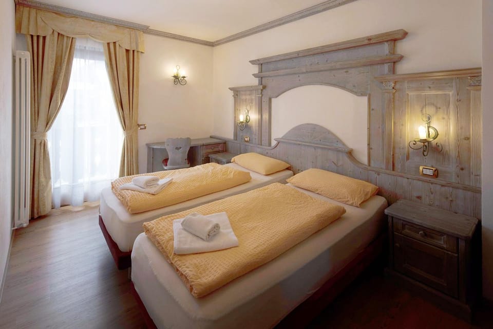 Property building, Living room, Bedroom