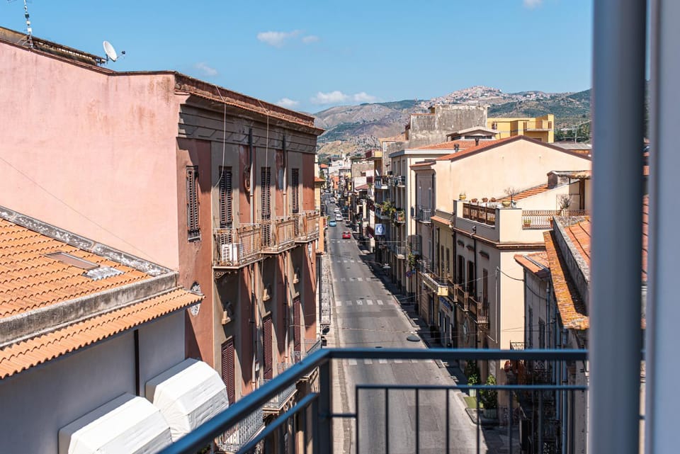 Property building, Balcony/Terrace, City view, Mountain view